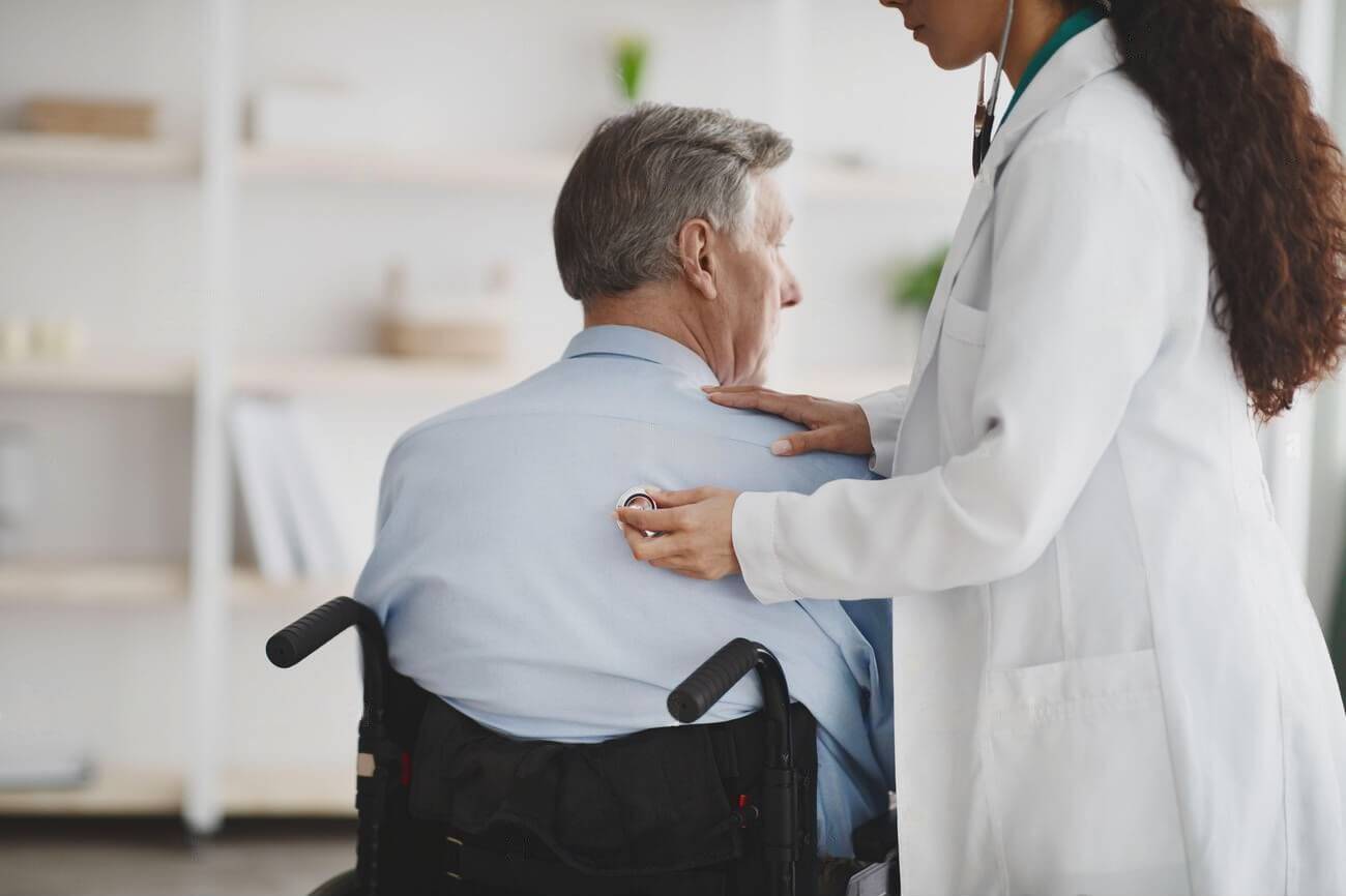 doctor auscultando a un mayor